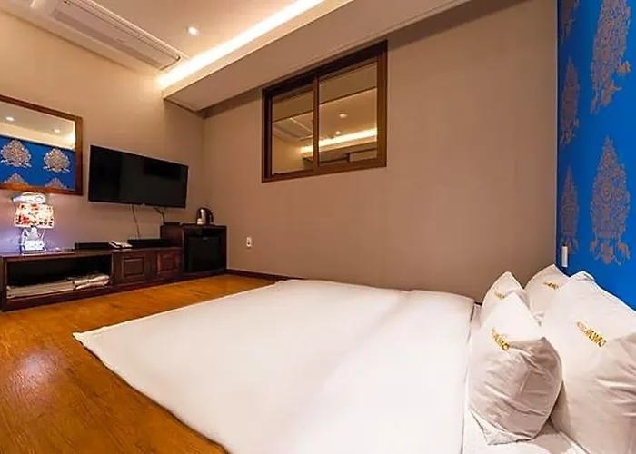 Momo Hotel 2*